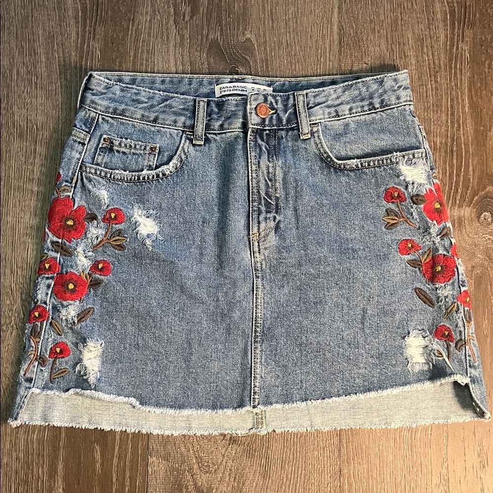 Zara Basic Z1975 Blue Denim Skirt with Red Floral Embroidery